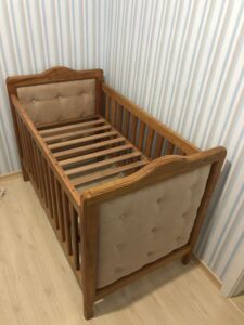 Canopied Four-Poster Baby Cot for Royal Vibes