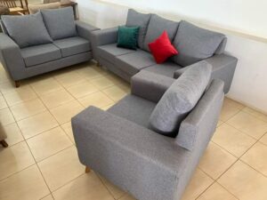 Classic Rolled Arm Sofaset with Accent Pillows