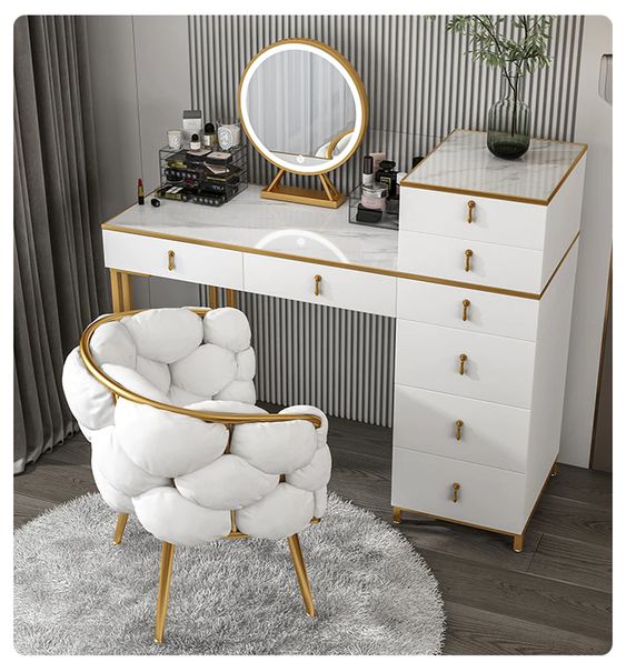 Glamorous Hollywood Vanity Mirror with Dimmable Lights