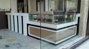 Corner Glass Display Unit for Retail Spaces
