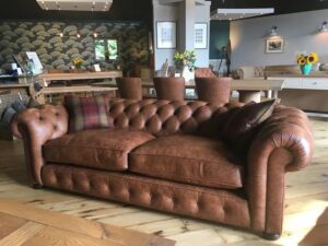 6-Seater Chesterfield Sofaset with Wooden Accents6-Seater Chesterfield Sofaset with Wooden Accents