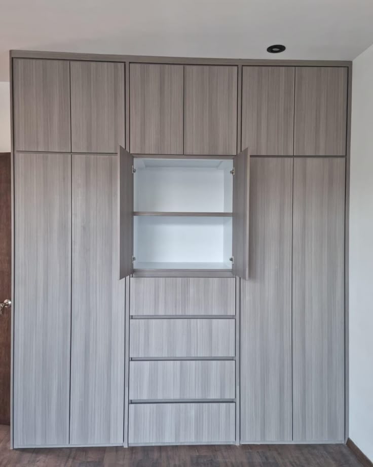 Built-in Wall Wardrobe 1 Built-in Wall Wardrobe